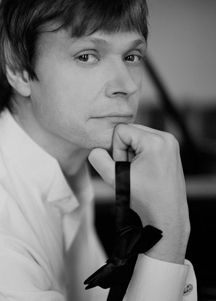 Retrato de Andrei Pisarev, pianista concertista clásico ruso y prestigioso maestro de piano
