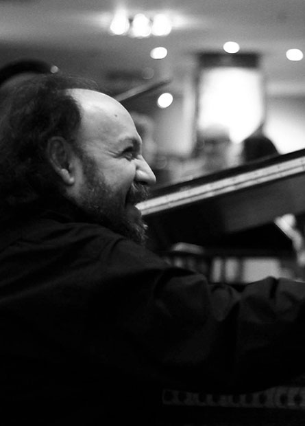Retrato de Jacques Sagot, distinguido pianista, ensayista y concertista de piano costarricense